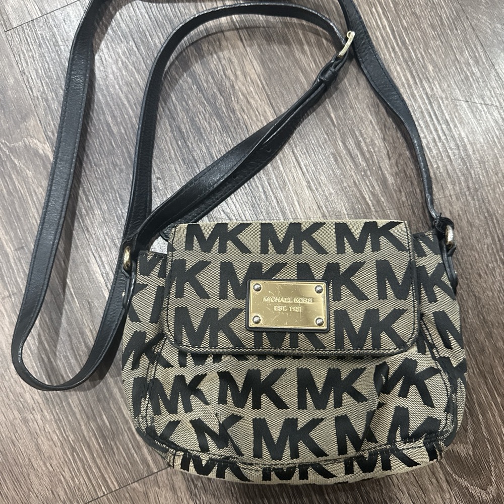 Michael Kors jet set travel crossbody bag